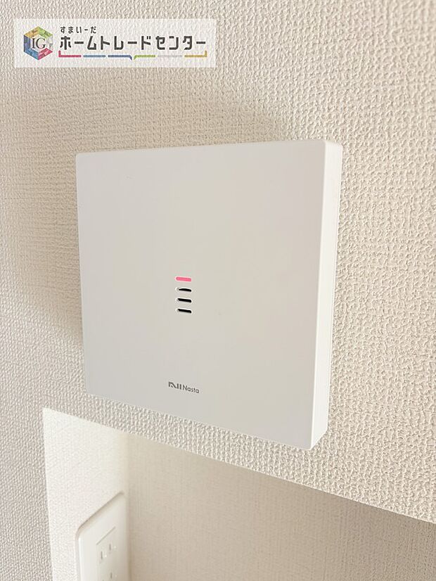 【【TVモニター付きインターホン】】録画機能もあり、どのような人が何時に来訪されたのかが分かります。防犯上はもちろん、お届け物などの把握にも便利です。ライトが付いているので、夜間でも安心です。

