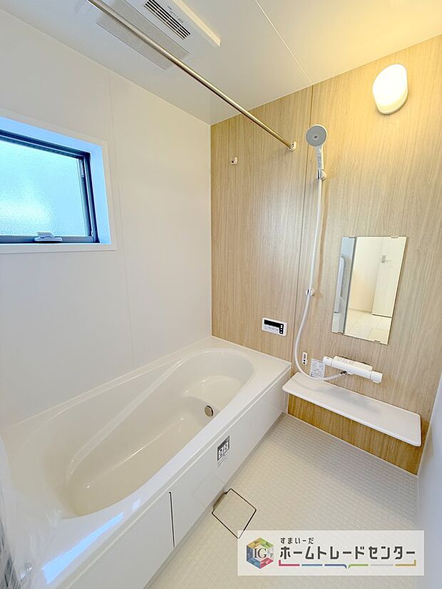 【【浴室】】一坪タイプのユニットバスは、足をしっかりと延ばして一日の疲れを癒すことが可能です。浴室暖房乾燥機も完備しておりますので、カビの心配が無いのはもちろん、雨の日のお洗濯物はお風呂で乾かせます。
