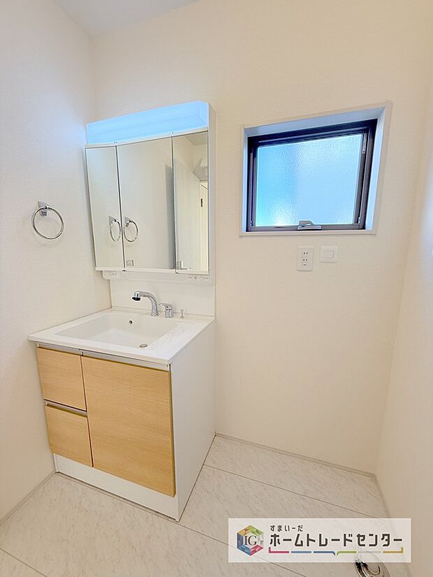 【【洗面所】】合わせ鏡が可能な3面鏡です。朝の忙しい時間でもの身だしなみのチェックもここだけで完結できます。もちろん鏡の後ろは充分な収納力を持った収納となっており、視界に入る部分はスッキリと片付きます。
