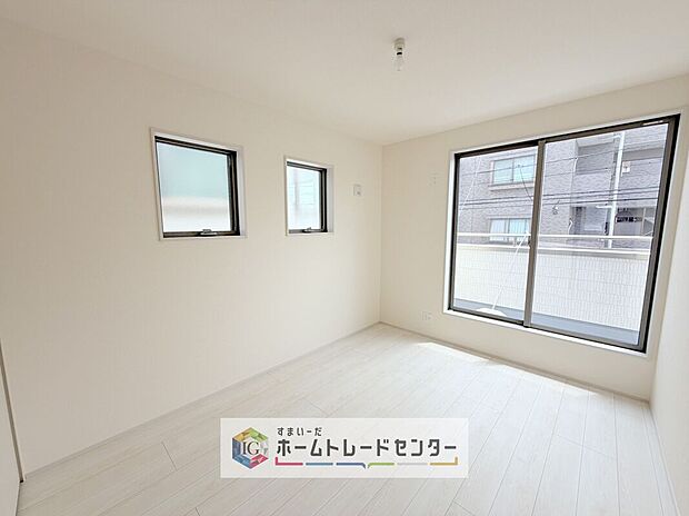 【洋室】2階洋室です。このお部屋と隣室どちらからでもバルコニーは出入り可能です。バルコニーに面したお部屋を主寝室にしたのはいいけれど、お休みになってる方がいてお洗濯ものを干しに行けない、なんてことはありません