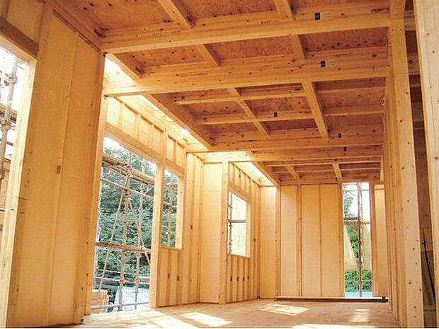 【【水に強い成形型断熱材「ポリスチレンフォーム」】】屋外からの湿気の影響を受けやすい外壁と1階床に”水に強い成形型断熱材”ポリスチレンフォームを採用。壁パネルに45mm厚、床に60mm厚を使用することにより断熱材の隙間を解消し、断熱性能、気密性能を高めます。