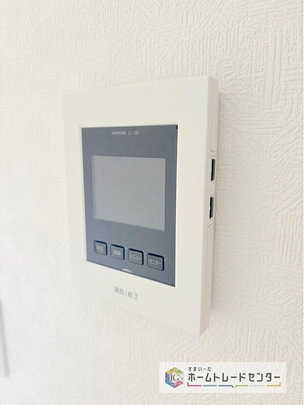 【【TVモニター付きインターホン】】録画機能もあり、どのような人が何時に来訪されたのかが分かります。防犯上はもちろん、お届け物などの把握にも便利です。ライトが付いているので、夜間でも安心です。
