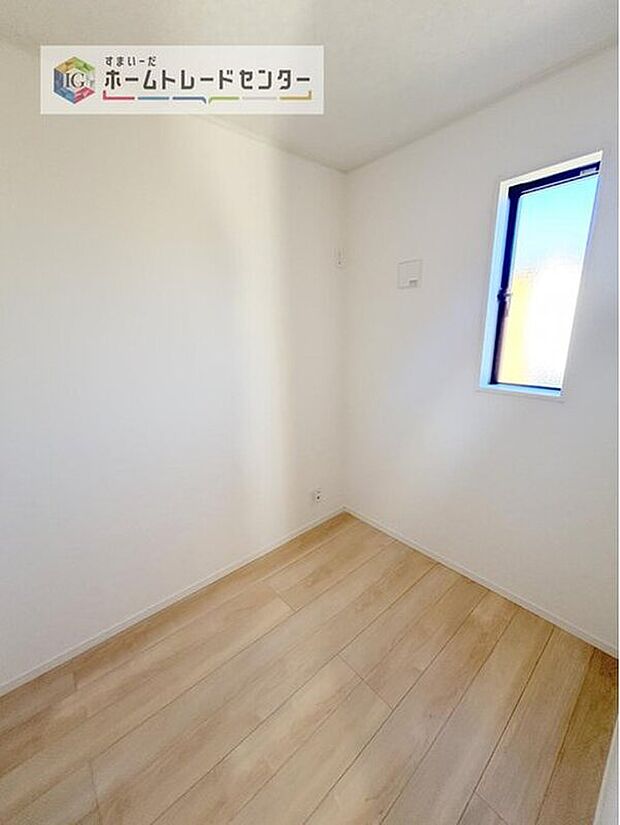 【【テレワークルーム】】デスクを置いて書斎のように使えるテレワークスペースをご用意しております。プライベートと仕事の時間を分けたい方必見です。
