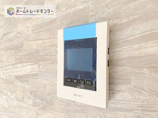 【【TVモニター付きインターホン】】録画機能もあり、どのような人が何時に来訪されたのかが分かります。防犯上はもちろん、お届け物などの把握にも便利です。ライトが付いているので、夜間でも安心です。