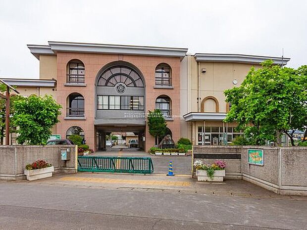 越谷市立荻島小学校(約800m)