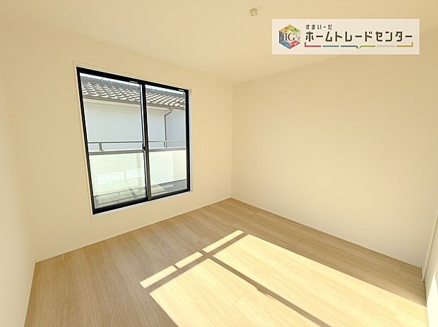 【洋室】日中は太陽の光で明るいため、照明を点ける必要がありません。冬場は暖かく過ごしやすいので暖房費が節約できます。観葉植物やベランダガーデニングが趣味の人にもおすすめです♪