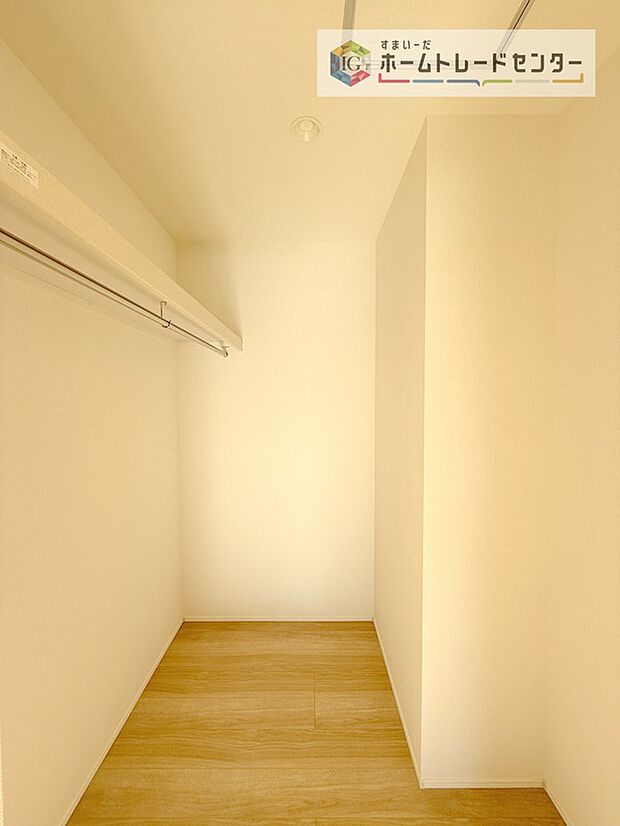 【収納】大容量のウォークインクローゼットです。どなた様でも収納に頭を悩ませたことがあるかと思います。ウォークインクローゼットがございますと一気に解決いたしますし、お部屋を最大限の空間ですっきりお使い頂けます。
