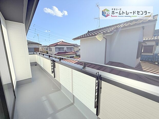 【バルコニー】南面に面したバルコニーはもちろん日当たり良好です。お洗濯物を干していただく際にも楽にできるように奥行きを広くお取りいたしました。明るく、暖かなゆとりあるスペースで快適に家事を行っていただけます。