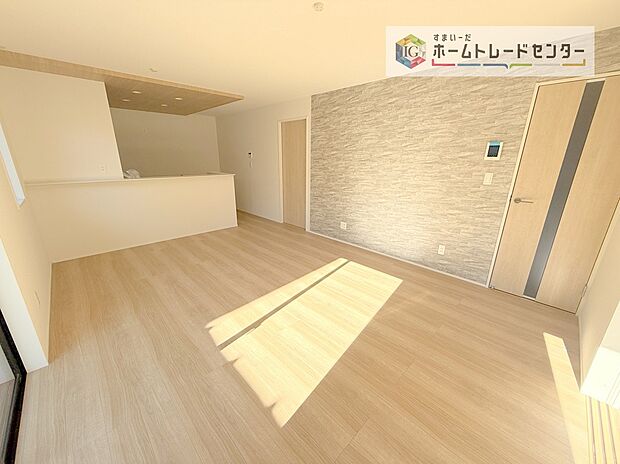 【リビング】日当たりもよく、広々としたリビングです。ゆったりとした家族の時間をお過ごしいただけます。休日はご家族そろって、またはお友達を誘って、明るいリビングで楽しい時間をお過ごしください。