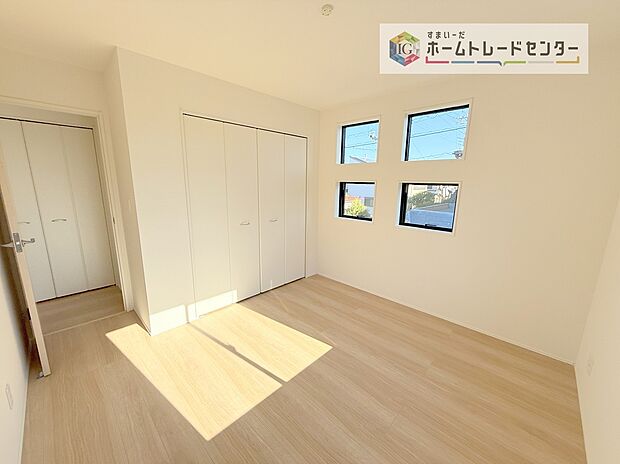 【洋室】収納を完備している居室です。収納が豊富な住宅は居室空間がしっかりと使えるので暮らしやすさが断然に上がります。荷物をを気にすることなく家具の配置をお好み通りにできるのも大きな魅力です。