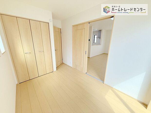 【洋室】リビング隣接の洋室は、その機能を発揮できるようしっかりとした広さをお取りいたしました。普段は開放スペース、お子様の遊び場、お客様がいらしたとき、ご両親様がお泊りに来た時など、色々と使い道がございます