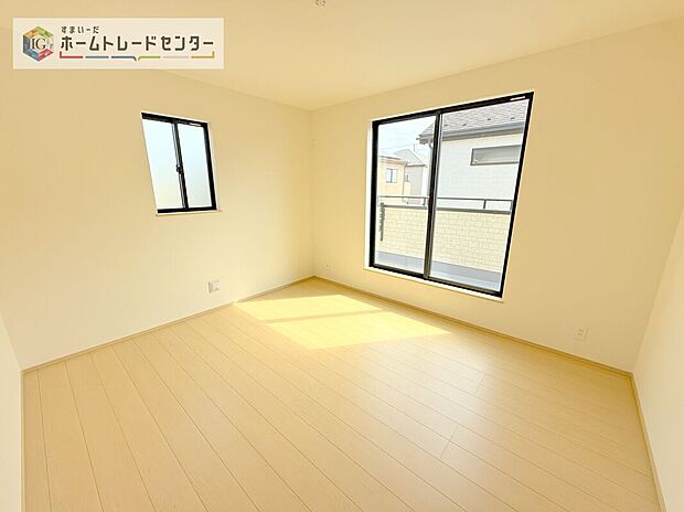 【洋室】日当りの良さは写真でも充分に伝わるかと思いますが、開放感のある周囲にめぐまれたおかげで、風通しもとても良くなっております。ぜひ現地を見ていただき体感していただきたいポイントです。
