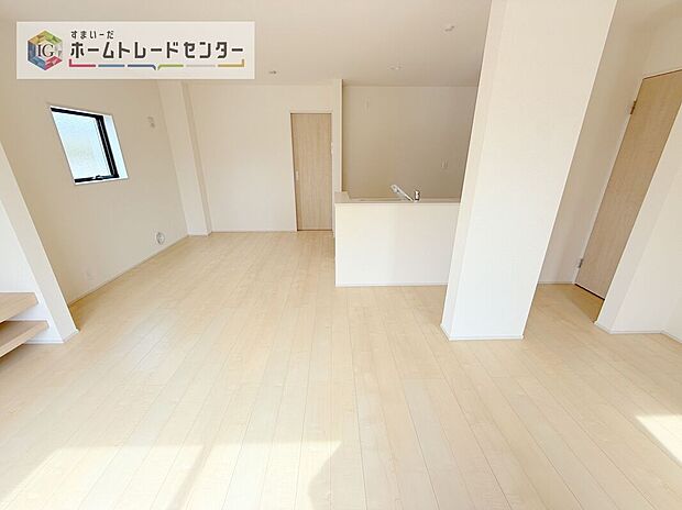 【リビング】リビングから家事動線を見たイメージです。キッチンの後ろに、洗面所、浴室がございます。動線を広くとておりますので、お料理をしながらお洗濯、更にお風呂に入っている家族がいてもスムーズに行き来できます。