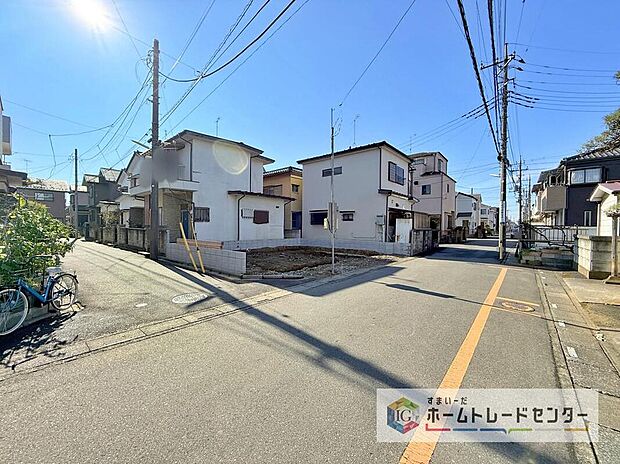 【前面道路含む現地写真】完成してからは見ることのできない、施工方法や構造をしっかりとご確認いただけるのが、建築中の住宅の大きなメリットです。専門知識を持ったスタッフがご説明させていただきます。お気軽にお問い合わせください。