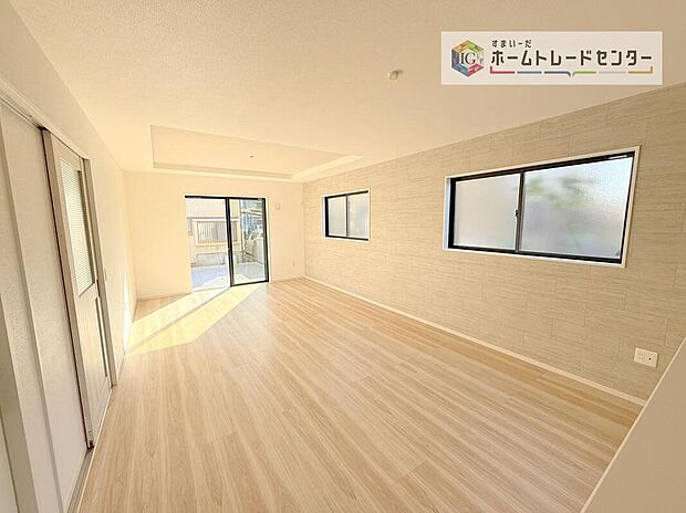 【リビング】リビングにはこだわって開口部を可能な限り多く設けました。日当たり、風通しを良くするのはもちろんですが、やはり人が集まる場所ですので、開放感が必要な場所だと思います。広々としたリビングをお楽しみください