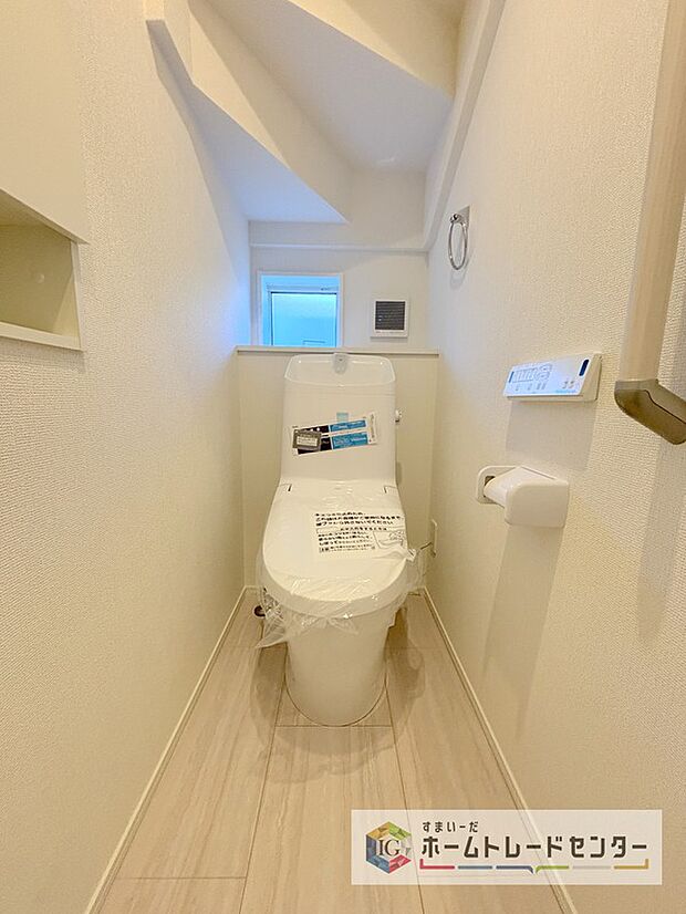 【【トイレ】】暖房機能の付いた便座は冬の寒い日にはあって良かったと本当に思います。もちろん快適で清潔なシャワー機能は標準で備えています。スペースも広くとっているので普段のお掃除もしやすいトイレスペースです。