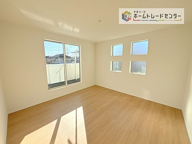 【洋室】日当りの良さは写真でも充分に伝わるかと思いますが、開放感のある周囲にめぐまれたおかげで、風通しもとても良くなっております。ぜひ現地を見ていただき体感していただきたいポイントです。