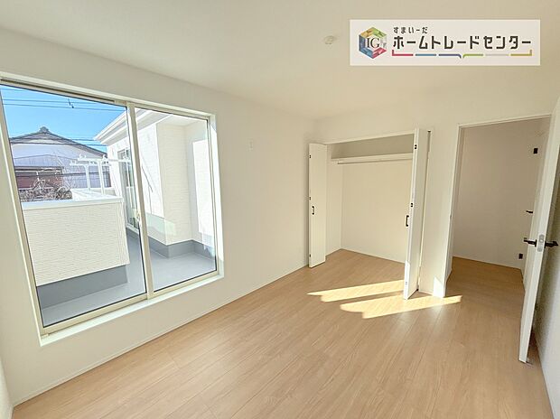 【洋室】収納を完備している居室です。収納が豊富な住宅は居室空間がしっかりと使えるので暮らしやすさが断然に上がります。荷物をを気にすることなく家具の配置をお好み通りにできるのも大きな魅力です。