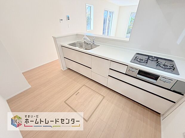 【【システムキッチン】】見栄えもよくお手入れもスムーズに出来ます。豊富な収納力もございますので、キッチンスペースをスッキリとお使い頂けそうです。