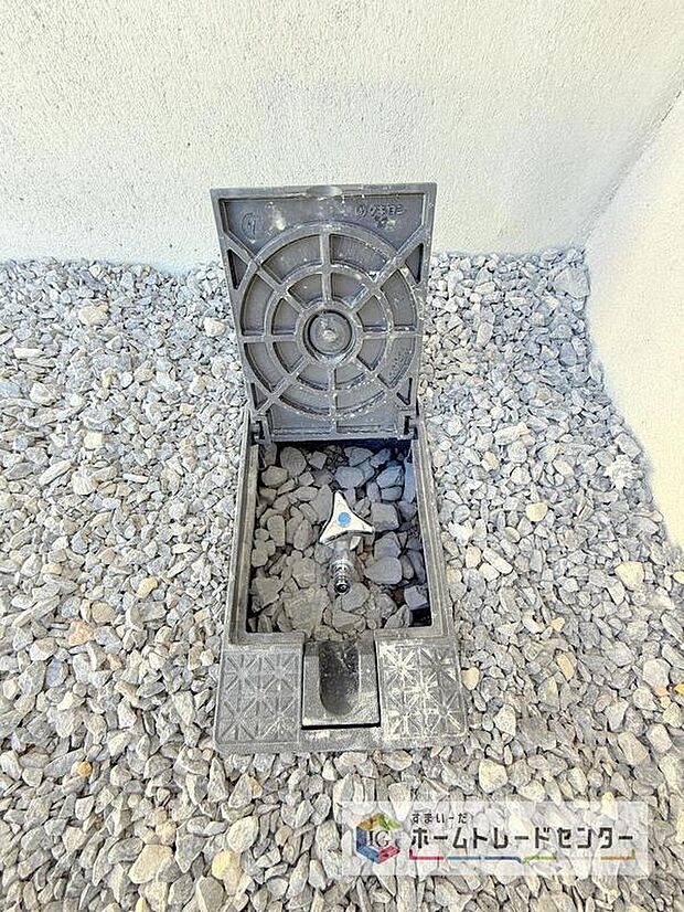 【【外水栓】】バーベキューなど、お庭でアウトドアを楽しむ方にとっては、外に水栓があれば家の中から水を運び出す手間が省けます。洗車の際にも便利です♪