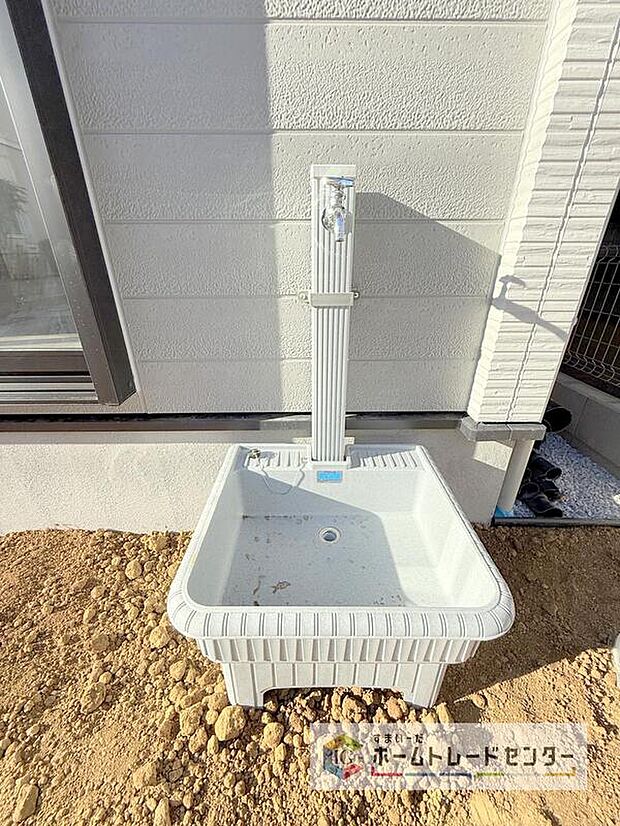 【外水栓】バーベキューなど、お庭でアウトドアを楽しむ方にとっては、外に水栓があれば家の中から水を運び出す手間が省けます。洗車の際にも便利です♪
