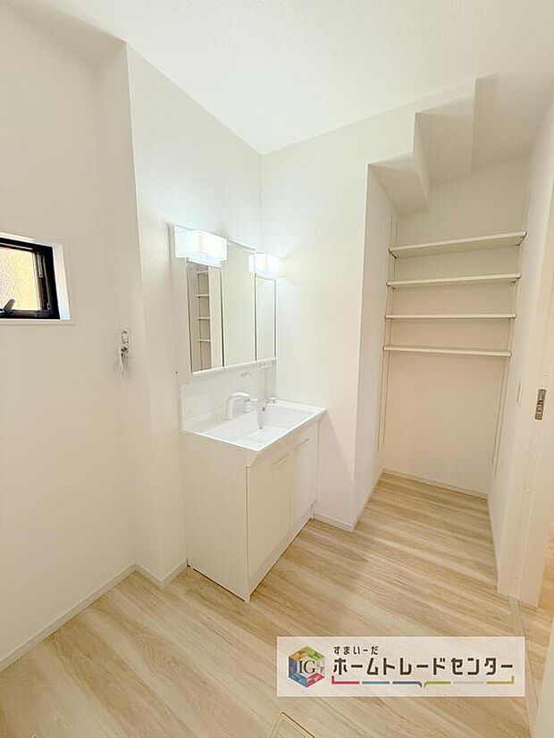 【【洗面所】】洗面所にしっかりとしたゆとりを持たせることで、普段の生活のストレス軽減につながります。朝の準備に洗濯物の取り回し、浴室出入りや着替えなど、機能性が求められる場所です。しっかりとした広さを確保しております。