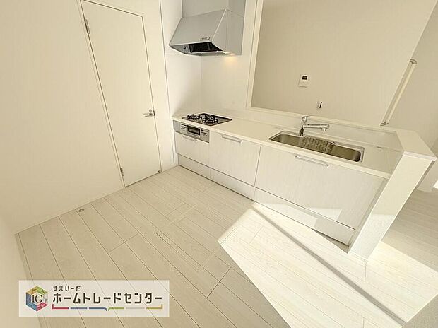 【【キッチン】】キッチンには大容量のオールスライド式の収納を採用しております。奥までしっかりと収納として活用でき、取り出す時も手前の物をどかしたりする手間など掛かりません、キッチン周りをいつもスッキリにしておけます。