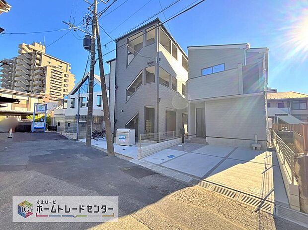 【前面道路含む現地写真】青空に栄えるとても格好の良い建物です。駅徒歩12分でしっかりとした広さの敷地を持ち、南面の広さも広くとれているからこその見栄えです。マイホームになったら、絶対にお友達に自慢したくなる建物です。