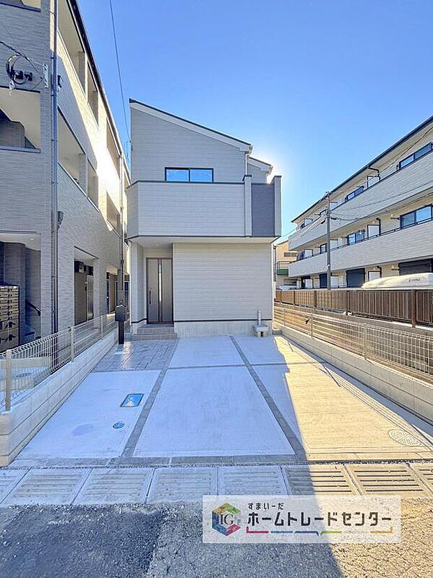 【駐車場】目の届きやすい場所に駐車場があるので安心感があります。また、荷物をたくさん持った状態でも車を降りてすぐ建物内に入ることができ、子どもを持つファミリー世帯にもおすすめです。