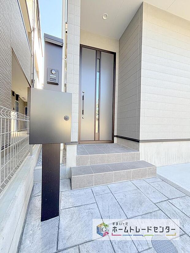 【玄関】駐車場横のアプローチを上がると、木目調の高級感のある玄関ドアがございます。玄関を開けると広々とした空間と収納も目の前に！玄関が広い家は入った瞬間から気持ちが良いです。ぜひご自身で確かめて見て下さい。