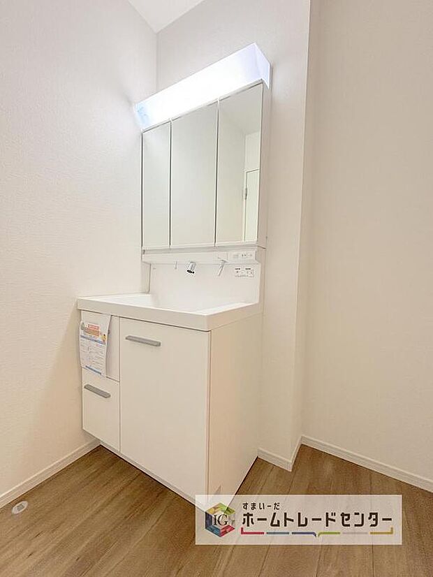 【【洗面所】】合わせ鏡が可能な3面鏡です。朝の忙しい時間でもの身だしなみのチェックもここだけで完結できます。もちろん鏡の後ろは充分な収納力を持った収納となっており、視界に入る部分はスッキリと片付きます。