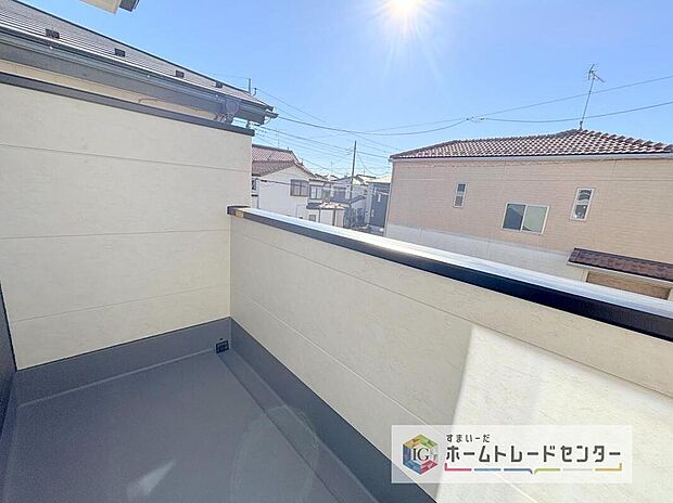 【バルコニー】南面に面したバルコニーはもちろん日当たり良好です。お洗濯物を干していただく際にも楽にできるように奥行きを広くお取りいたしました。明るく、暖かなゆとりあるスペースで快適に家事を行っていただけます。