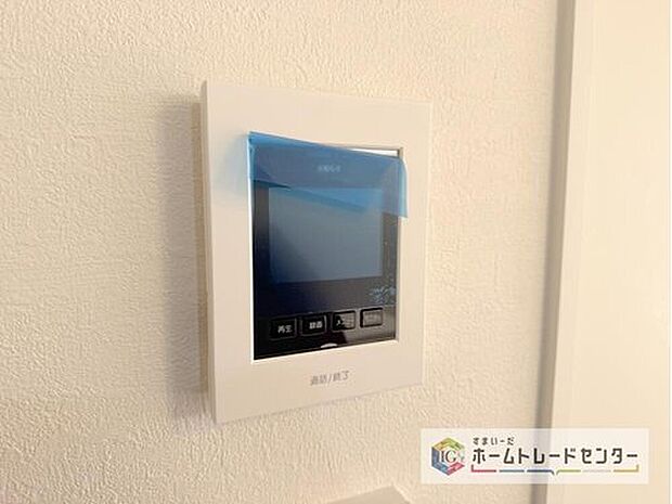 【【TVモニター付きインターホン】】録画機能もあり、どのような人が何時に来訪されたのかが分かります。防犯上はもちろん、お届け物などの把握にも便利です。ライトが付いているので、夜間でも安心です。