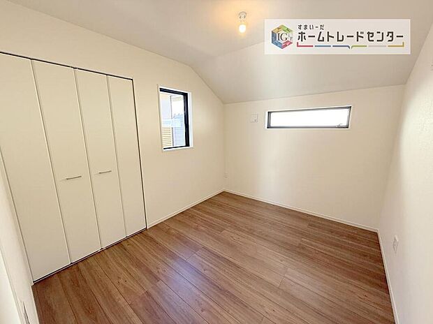 【リビング以外の居室】この物件の中では唯一北側の少し暗めのお部屋です。あえて暗めと書きましたが、こちらも充分に採光は取れており、天気の悪い日でも電気が必要となるようなことはありません、むしろ熱くなりすぎず勉強がはかどるかも