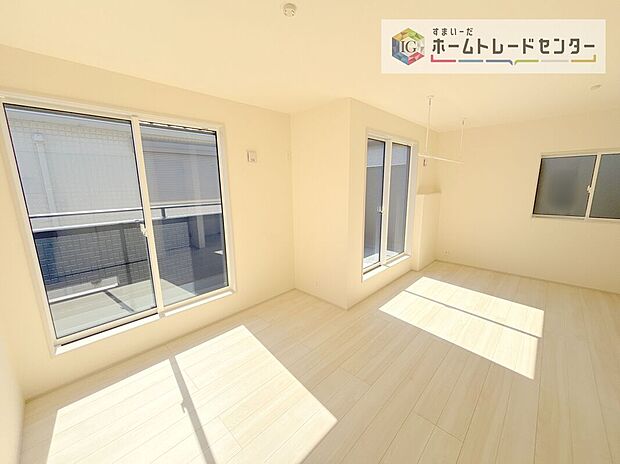 【洋室】複数の方角から部屋へ日光を採り入れることができるため、一日を通して陽当たりが良く部屋が明るくなります。今の時代に欠かせない換気も良好です!