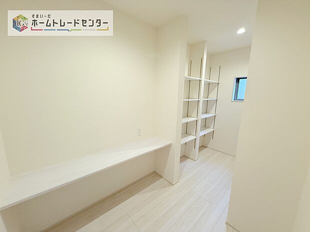 【【パントリー】】ミネラルウォーターや調味料など、まとめ買いしても置き場所の心配がいりません。育ちざかりのお子様を持つママにとっても嬉しいスペースです。