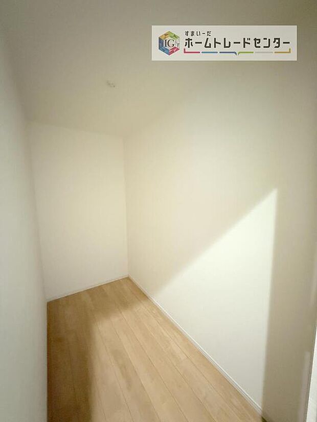 【収納】大容量のウォークインクローゼットです。どなた様でも収納に頭を悩ませたことがあるかと思います。ウォークインクローゼットがございますと一気に解決いたしますし、お部屋を最大限の空間ですっきりお使い頂けます。