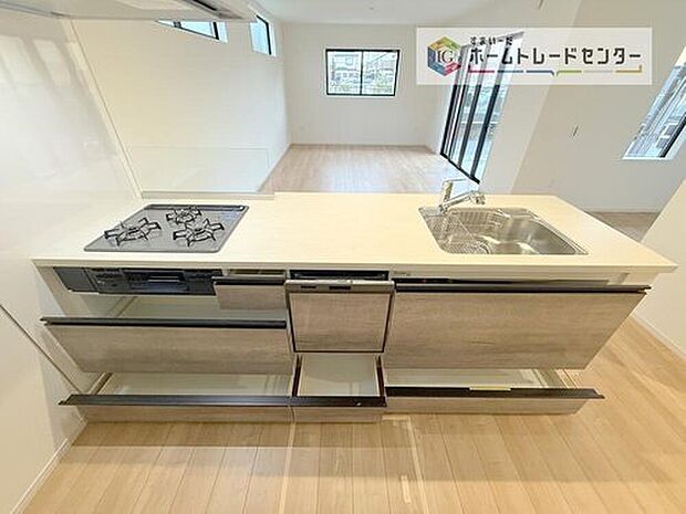 【【システムキッチン】】見栄えもよくお手入れもスムーズに出来ます。豊富な収納力もございますので、キッチンスペースをスッキリとお使い頂けそうです。