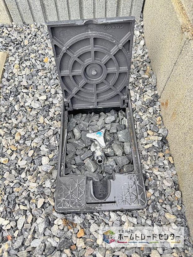 【外水栓】バーベキューなど、お庭でアウトドアを楽しむ方にとっては、外に水栓があれば家の中から水を運び出す手間が省けます。洗車の際にも便利です♪