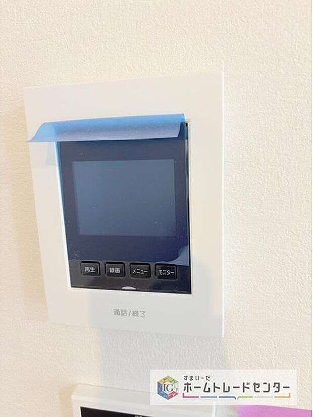 【【TVモニター付きインターホン】】録画機能もあり、どのような人が何時に来訪されたのかが分かります。防犯上はもちろん、お届け物などの把握にも便利です。ライトが付いているので、夜間でも安心です。

