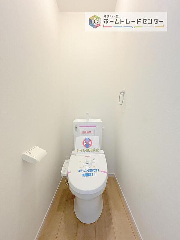 【【トイレ】】暖房機能の付いた便座は冬の寒い日にはあって良かったと本当に思います。もちろん快適で清潔なシャワー機能は標準で備えています。スペースも広くとっているので普段のお掃除もしやすいトイレスペースです。