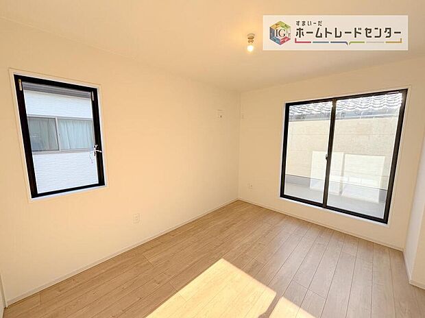 【リビング以外の居室】日当りの良さは写真でも充分に伝わるかと思いますが、開放感のある周囲にめぐまれたおかげで、風通しもとても良くなっております。ぜひ現地を見ていただき体感していただきたいポイントです。