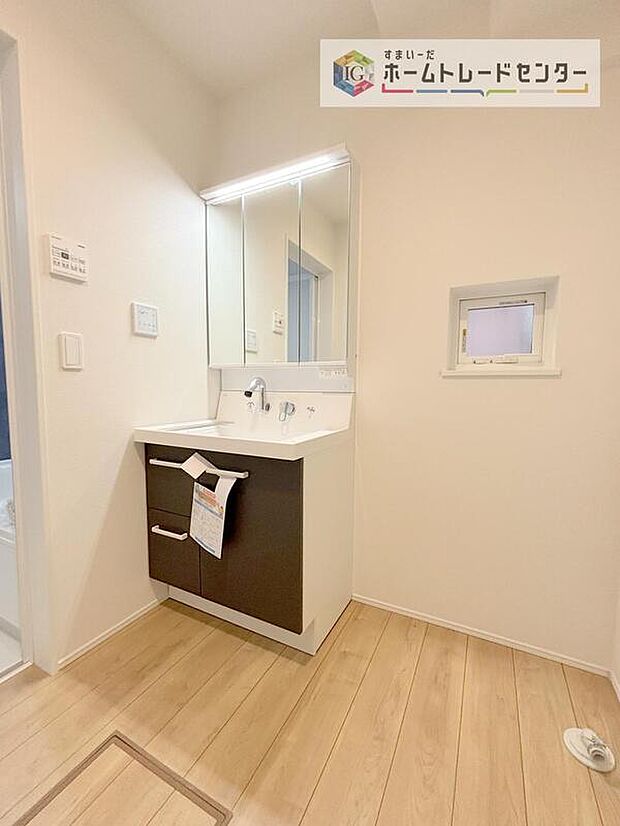 【【洗面台・洗面所】】合わせ鏡が可能な3面鏡です。朝の忙しい時間でもの身だしなみのチェックもここだけで完結できます。もちろん鏡の後ろは充分な収納力を持った収納となっており、視界に入る部分はスッキリと片付きます。