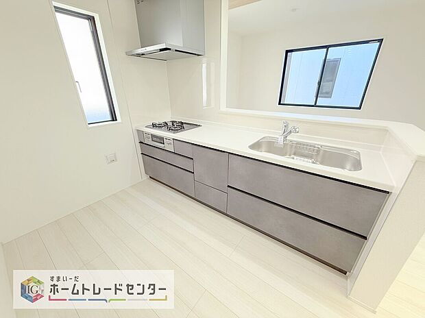 【キッチン】人気の対面式キッチン☆お食事の準備をしながらでもご家族とのコミュニケーションを楽しめます♪スライドタイプの収納を採用してますので、奥までしっかりと収納空間を利用できます。取り出しも簡単に♪