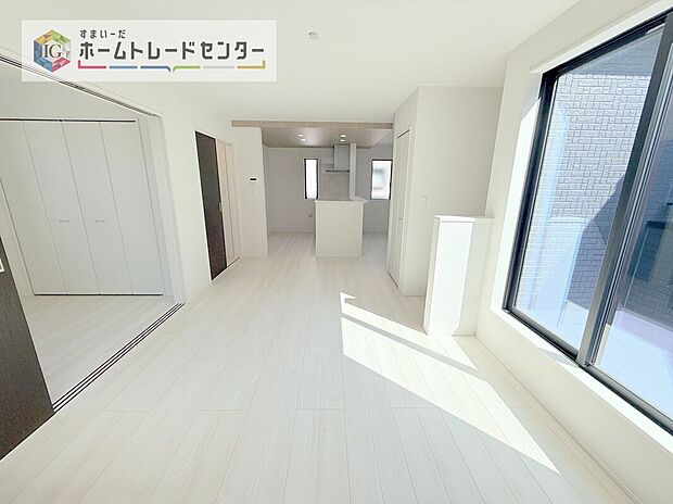 【リビング】縦長で奥行きのあるリビングは、家具の配置がしやすく使い勝手が非常に良いです。特にソファを配置した時にその便利さがお分かりいただけると思います。ゆったりと、くつろげる場所でなくてはならないと考えています