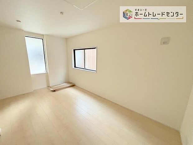 【洋室】全居室2面採光です。光を取り入れやすのはもちろんですが、建物全体の窓の数も増えておりますので、換気性能に優れた物件です。窓を開ければ家中を気持ちの良い風が通り抜けます。