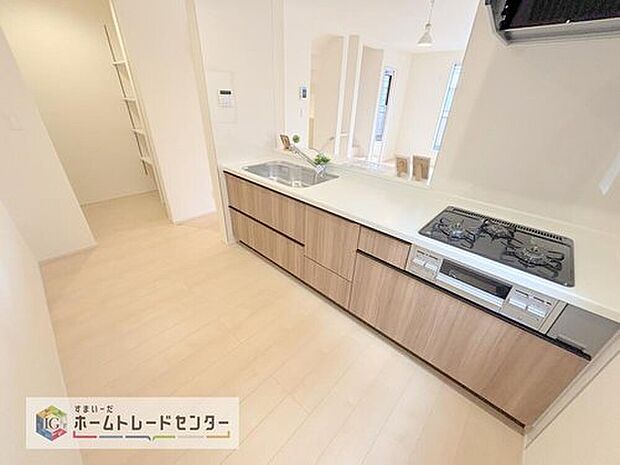 【キッチン】キッチンの横には大きなパントリーを設けました。そのまま食材の保管庫としてお使い頂いても良いですし、1階は何かと物が多くなるので、お掃除道具やお子様のおもちゃ収納にお使い頂いても良いかと思います。