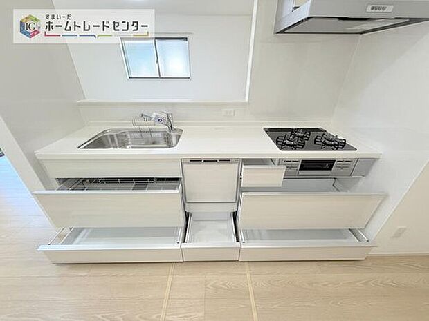 【【キッチン】】見栄えもよくお手入れもスムーズに出来ます。豊富な収納力もございますので、キッチンスペースをスッキリとお使い頂けそうです。