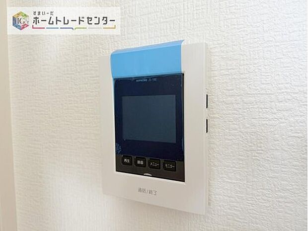 【【TVモニター付きインターホン】】録画機能もあり、どのような人が何時に来訪されたのかが分かります。防犯上はもちろん、お届け物などの把握にも便利です。ライトが付いているので、夜間でも安心です。