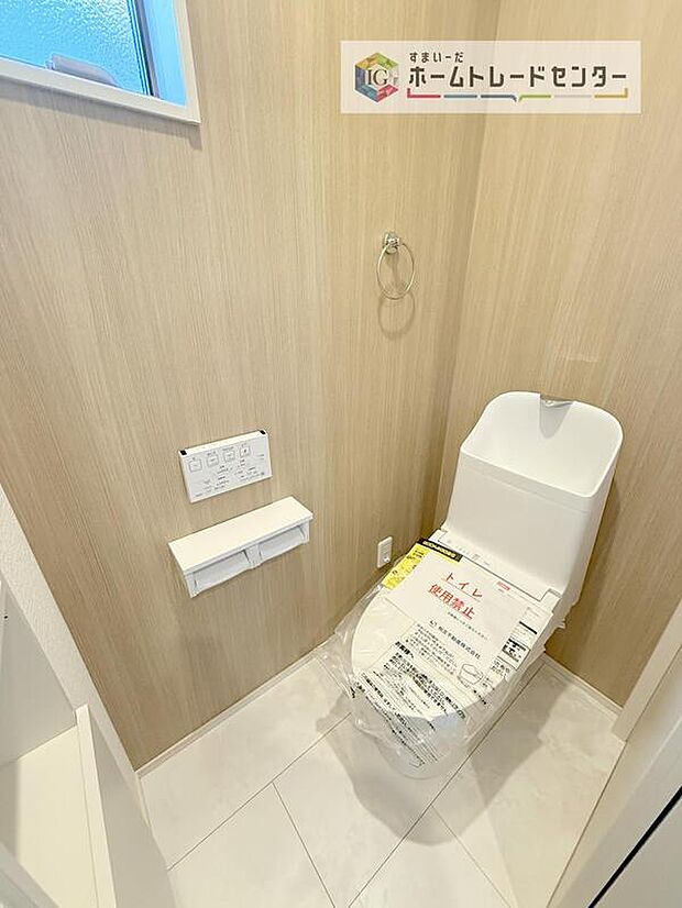 【【トイレ】】暖房機能の付いた便座は冬の寒い日にはあって良かったと本当に思います。もちろん快適で清潔なシャワー機能は標準で備えています。スペースも広くとっているので普段のお掃除もしやすいトイレスペースです。